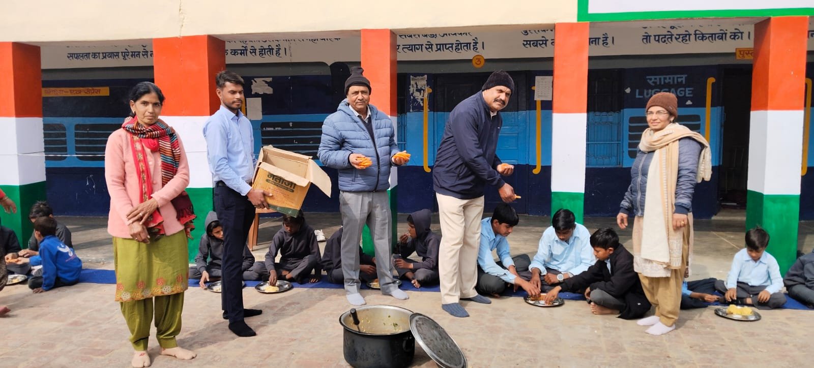 शिक्षा और स्नेह का संगम: गुरुजनों ने अपने हाथों से खिलाया बच्चों को भोजन